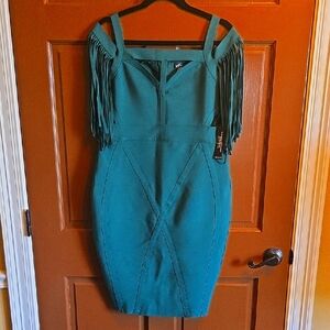Venus-Green cold shoulder fitted dress with fringe sleeves Sz L NWT.